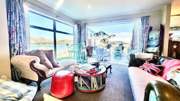 Sea and Bay views in style - Boatique House | Living area | Books