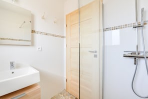 Douche, sĂšche-cheveux, serviettes fournies