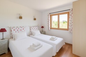 2 habitaciones, tabla de planchar con plancha, cuna de viaje y wifi 