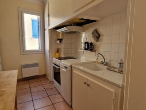 Køleskab, mikrobølgeovn, ovn, kogeplade