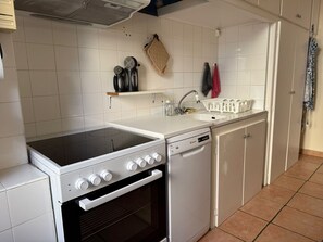 Frigorífico, microondas, horno y placa de cocina