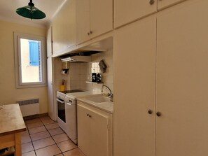 Køleskab, mikrobølgeovn, ovn, kogeplade