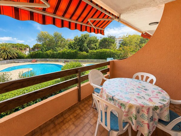 Outdoor dining - Cozy T2 Apartment with Pool, 300m from Beach, Sleeps 4, Pets Allowed - Argelès-sur-Mer (Argelès-sur-Mer)