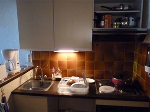 Kjøleskap, mikrobølgeovn, ovn og kokeplater