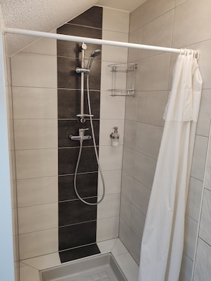 Maison Classique, 2 chambres | Douche de la salle de bain