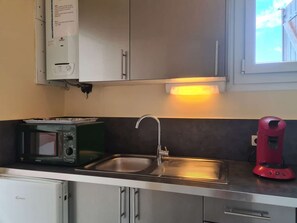 冷蔵庫、電子レンジ、オーブン、コンロ