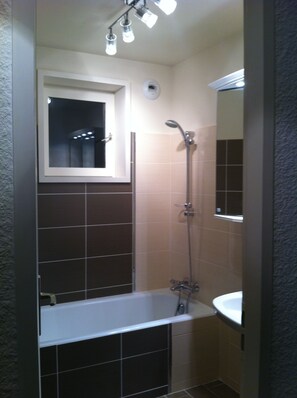 Duschwanne, Haartrockner, Toilettenpapier