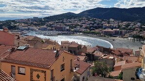 A coastal town with terracotta-roofed buildings, a marina, and a beach. - Studio in Banyuls-sur-Mer, terrace close to beaches (Banyuls-sur-Mer)