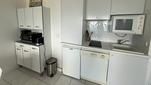 Coffee/tea maker, fridge, oven, stovetop - Seaside T2 apartment with parking, Arcachon (Arcachon)