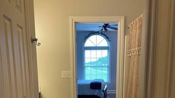 2 slaapkamers, een strijkplank/strijkijzer, gratis wifi, beddengoed