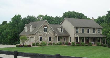 Sunrise Apt. - Peaceful Country Setting- Reasonable Distance to Hocking Hills