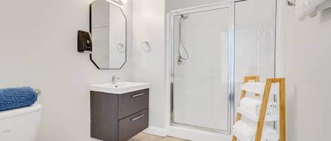 Ensemble douche/baignoire, serviettes fournies, savon, papier toilette