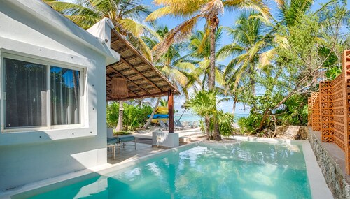 Beachfront villa perfect for a family in the gated community of South Akumal.