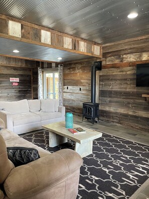 Smart-TV, peis, DVD-spiller og bordtennis