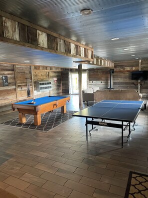 Game room - Spacious Hocking Hills Lodge/Cabin (Laurelville)