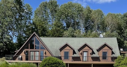 Amplio Hocking Hills Lodge / Cabaña
