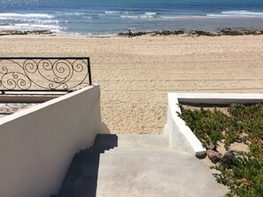 On the beach, sun-loungers - Beach front in Rocky Point (Puerto Penasco)