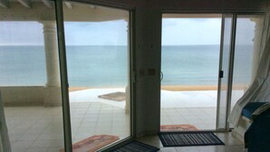 A room with a view of the sea through glass doors. - Beach front in Rocky Point (Puerto Penasco)