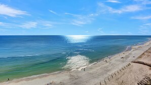 Une plage avec un ciel dégagé et une mer calme.