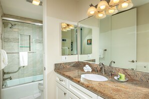 Combined shower/bathtub, hair dryer, towels