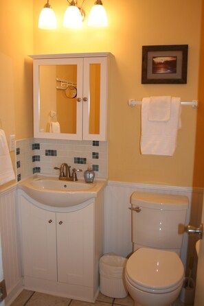 Duschwanne, Haartrockner, Handtücher, Seife