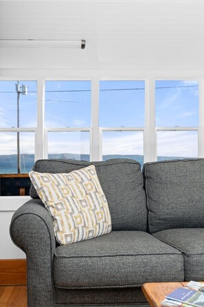 Smart TV, fireplace, books - Kaiser House Sleeps 8, Traverse City 3 minutes away!  Pet friendly   (Traverse City)