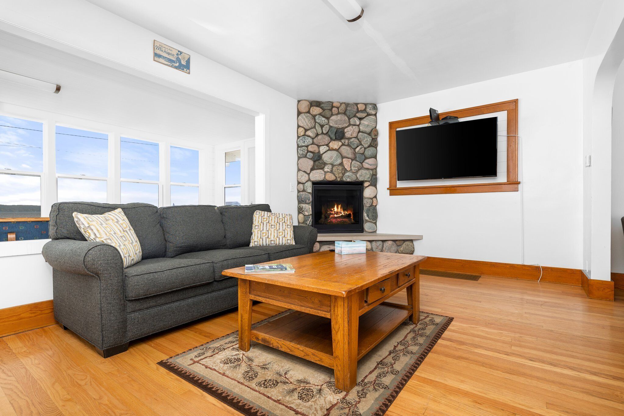 Una Smart TV, una chimenea, libros