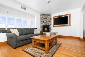 TV connectée, cheminée, livres