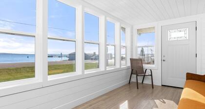 Kaiser House Sleeps 8, Traverse City 3 minutes away! Pet friendly