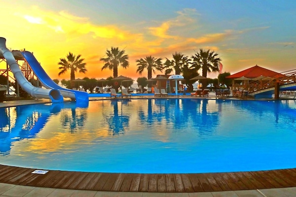 2 udendørs pools, åben fra kl. 10.00 til kl. 18.00, liggestole