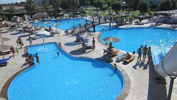 2 piscines extérieures, chaises longues