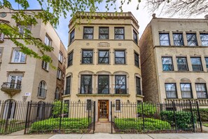 Exterior - Open floor plan. Great for families and entertaining. (Chicago)