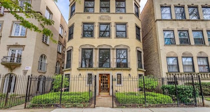 Condominio de época con bañera de hidromasaje, chimenea y plano de planta abierto. Min. a lak