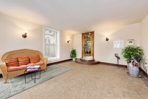 Interior - Open floor plan. Great for families and entertaining. (Chicago)