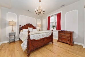 2 bedrooms, in-room safe, iron/ironing board, free WiFi - Open floor plan. Great for families and entertaining. (Chicago)