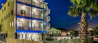 Covered Outdoor Area Private Pool/Spa/Theater Room/350ft to the Beach Access