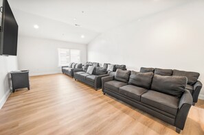 Living area - Private Retreat:master suite w Jacuzzi tub,game room,pool,outdoor entertainment! (North Myrtle Beach)