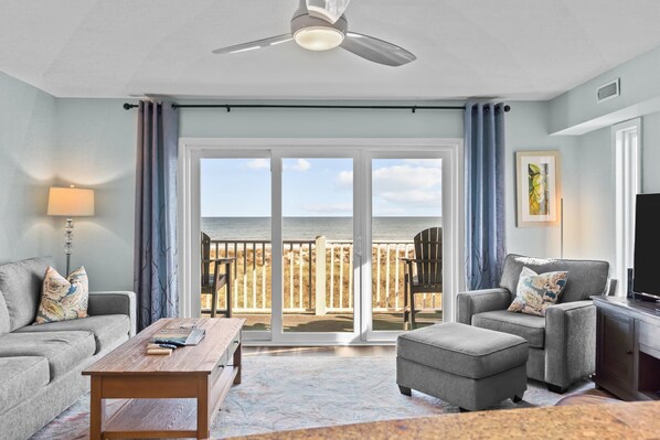 Smart TV, books - Luxury Condo- Contemporary Oceanfront-Complete Remodel  Keyless Checkin-RR Host (Carolina Beach)