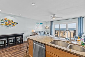 Smart TV, books - Luxury Condo- Contemporary Oceanfront-Complete Remodel  Keyless Checkin-RR Host (Carolina Beach)