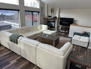 Smart TV, chimenea, videojuegos y reproductor de DVD 