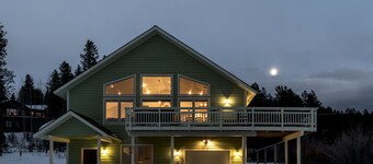 Spacious 6BR Mountain Getaway!  On Shuttle Route, Hot Tub, Game Room, Sleeps 16+