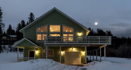 Spacious 6BR Mountain Getaway! On Shuttle Route, Hot Tub, Game Room, Sleeps 16+