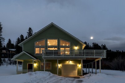 Spacious 6BR Mountain Getaway!  On Shuttle Route, Hot Tub, Game Room, Sleeps 16+