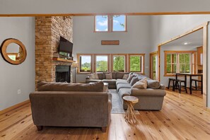 Televisio, takka, kirjoja, stereot