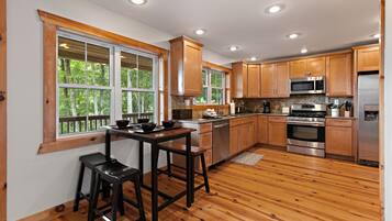 冰箱、微波炉、烤箱、炉灶