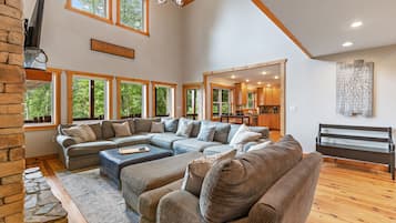 Télévision, cheminée, livres, chaßne hi-fi