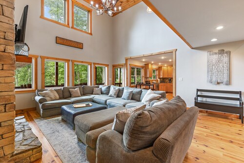 Ruhige, private Berghütte mit Aussicht, Whirlpool, Feuerstelle, Spielzimmer, King Master Suite und mehr