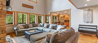 Private 7-Acre Sanctuary: Long-Range Views, Hot Tub & Game Room