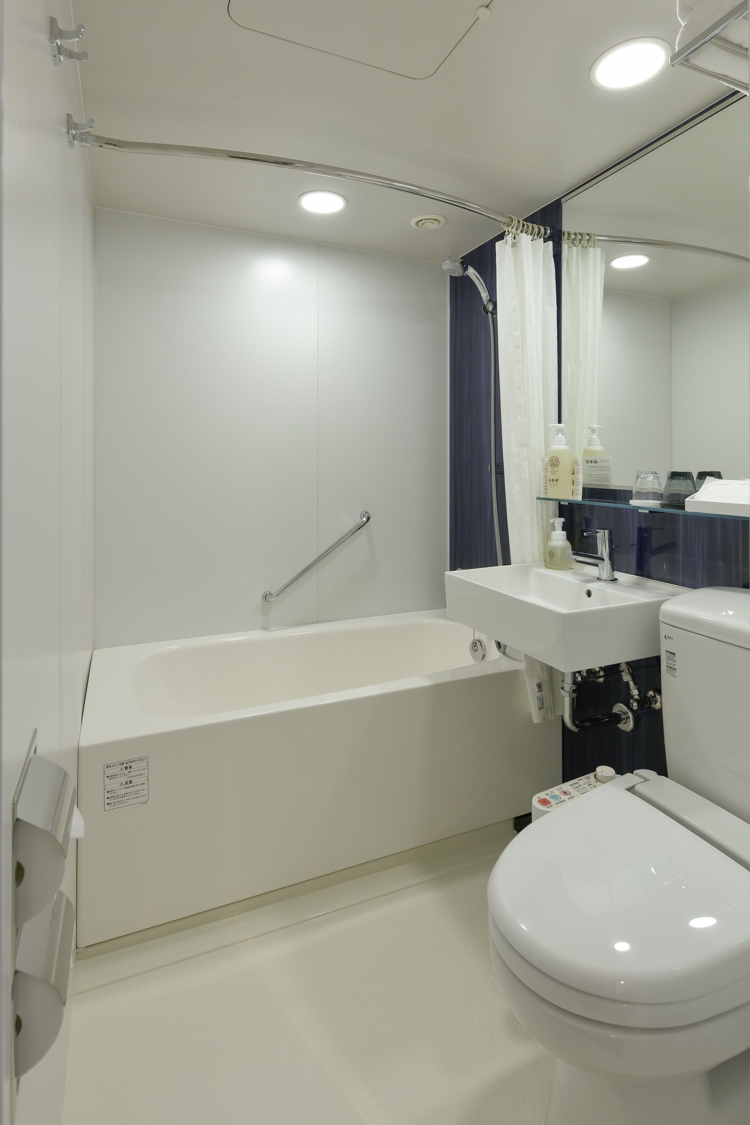 combined shower/bathtub, deep-soaking bathtub, hydromassage showerhead