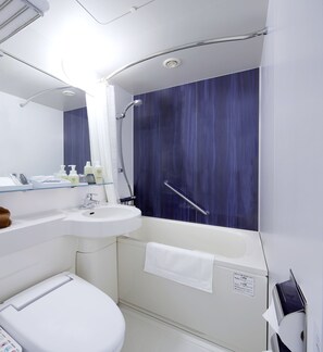 Combined shower/tub, deep soaking tub, hydromassage showerhead